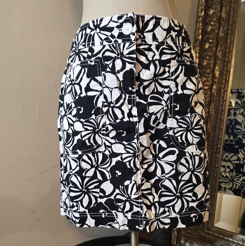 LOFT Black and White Tropical/Floral Mini Pencil Skirt.  Sz 2
